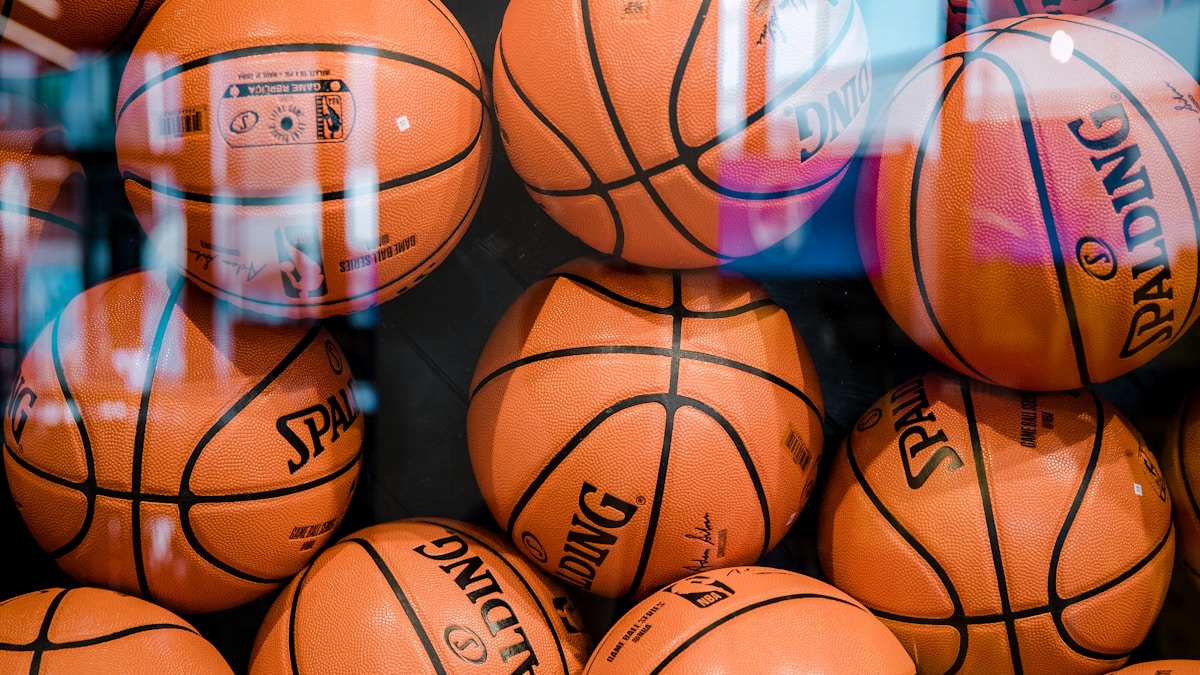 高清无插件英超直播画面，展示绿茵场上的激烈对抗和清晰的球员特写